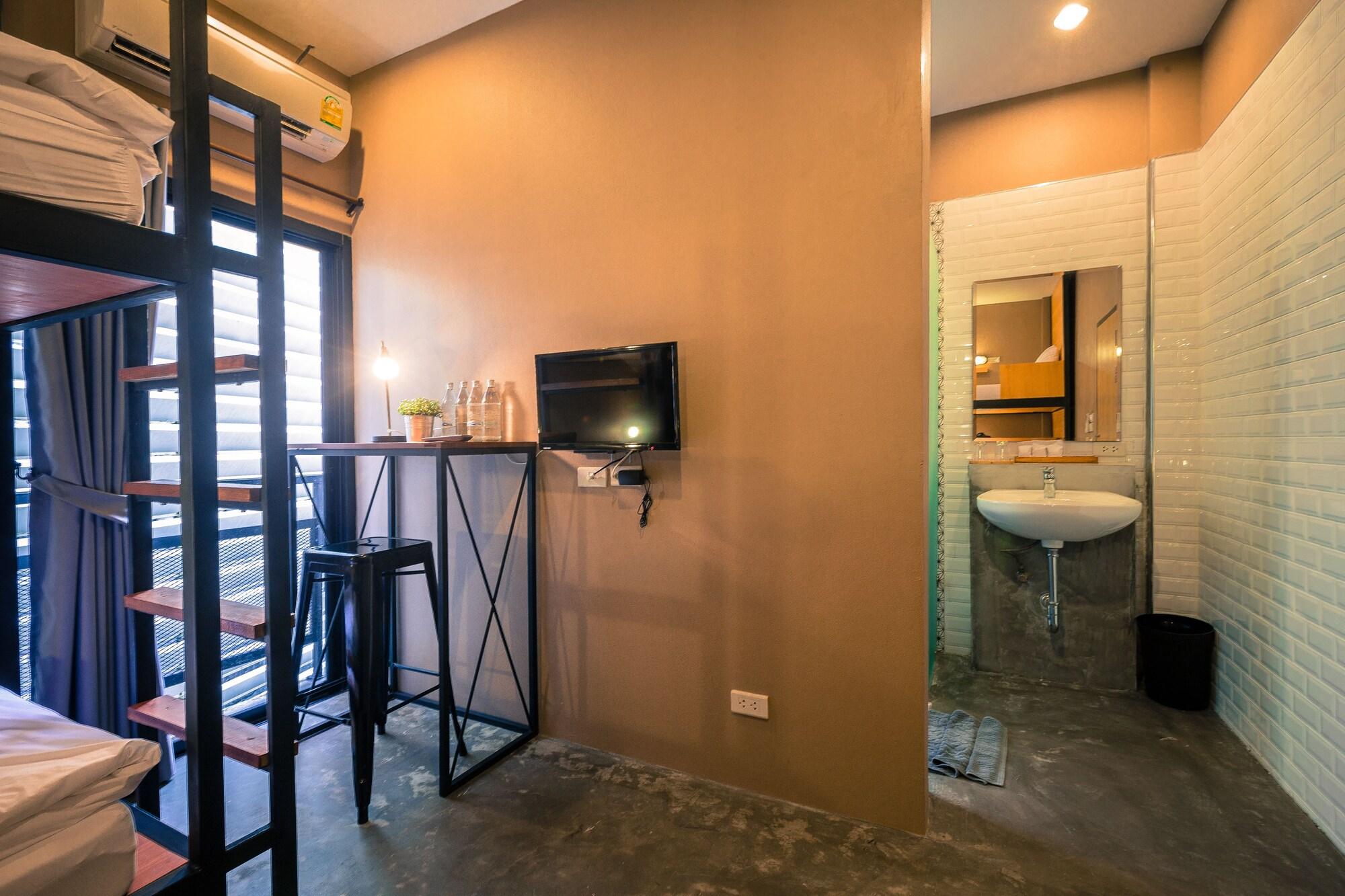Srisuksant Square Hostel Krabi town Екстериор снимка